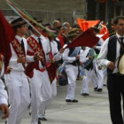 Por primera vez en la historia los grupos de danzas de Peranzanes bailaron ayer juntos.