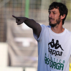 El entrenador del equipo maragato se muestra contrariado con la actitud de Bandera.