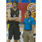 Pau Gasol conversa con el seleccionador Sergio Scariolo.