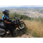 Motorista de la Policía Local, en el monte Pajariel.