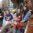 De derecha a izquierda, Cortés, Franco y Mirón, junto a sindicalistas de CC.OO. en la carpa.