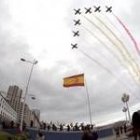 La patrulla Águila dibuja en el cielo la bandera de España ayer durante la exhibición aérea