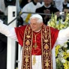 Benedicto XVI saluda a los fieles alemanes, ayer, en el centro de Munich