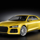 Puesto de conducción de inspiración deportiva, con elementos en fibra de carbono. Perfilada vista lateral del prototipo Audi Sport Quattro.