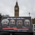 Una camioneta publicitaria con un póster anti-'brexit' pasa por delante del Parlamento británico, en Londres, el 27 de febrero.