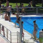 Jóvenes disfrutan de una de las piscinas estivales.