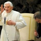 Benedicto XVI imparte una bendición, ayer, en un acto.