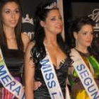 Laura Hervella, en el medio, posa con sus damas en la gala de elección de Miss León, en Bembibre