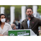 Rocío Monasterio  y Santiago Abascal, ayer, en un acto en Vicálvaro. RODRIGO JIMÉNEZ