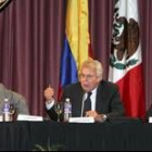 Garzón y Kissiger escuchan la intervención del ex presidente Felipe González