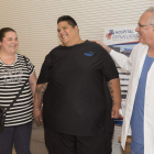 Juan Manuel Herrero, en el centro, con el doctor Carlos Ballesta, a su llegada al hospital. MIGUEL ÁNGEL MOLINA