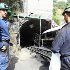 Trabajadores de Alto Bierzo en la bocamina del pozo Casares, en imagen de archivo.