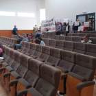 Parte de los funcionarios del Ayuntamiento volvieron a manifestarse en la sesión plenaria. INFIESTA