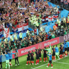 El equipo croata celebra son su afición el pase a la final del Mundial de Rusia.