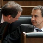 El portavoz socialista José Antonio Alonso conversa con Rodríguez Zapatero en una imagen de archivo