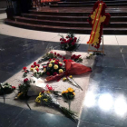 Flores en la tumba de Franco en el Valle de los Caídos. BORJA MÉNDEZ