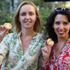 Las psicólogas y sexólogas Heidi Beroud-Poyet y Laura Beltran, en Barcelon