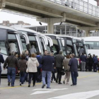 Los pasajeros del 'Costa Fascinosa' se dirigen a los autocares tras desembarcar este viernes en Palma.
