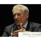 El escritor peruano Mario Vargas Llosa habla durante la disertación "Cultura y Democracia en el mundo actual".