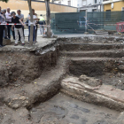 El alcade, Antonio Silván, y la arqueóloga Mari Luz González, junto a los restos del Praetorium aparecidos en la plaza de San Pelayo. RAMIRO