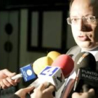 El secretario provincial del PP atendiendo a los medios de comunicación en una imagen de archivo