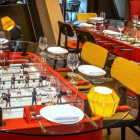 Una mesa que es un futbolín del restaurante Jaleo, en el Walt Disney World Resort de Orlando (Florida).