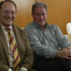 El delegado de la Junta, Eduardo Fernández, y el alcalde de Fabero, en una foto de archivo.
