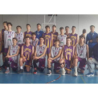 Foto de familia de los jugadores cadetes del club junto a los del Jac Sant catalán. DL