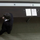 El presidente de la Generalitat, Carles Puigdemont, tras firmar el documento sobre la Independencia después de comparecer ante el pleno del Parlament para trasladar los resultados de la jornada del 1-O.