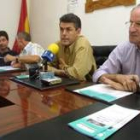 Uno de los responsables de la Uned, Jorge Vega, ayer en la presentación junto al alcalde de Vega