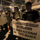 Un grupo de simpatizantes apristas gritan arengas a favor del lider politico peruano Alan Garcia en los exteriores de la residencia del embajador de Uruguay en la ciudad de Lima  Peru.