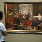 Un visitante observa ‘Las hilanderas’, de Velázquez, a su tamaño original. JAVIER LIZÓN