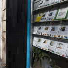 Escaparate de una inmobiliaria del Eixample.