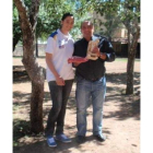 Sandra, recibiendo el «trajanito» como premio a sus valores.