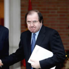 Zapatero saluda a Herrera al inicio de una reunión, en una imagen de archivo.