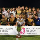 La plantilla de la Deportiva Ponferradina posa con el trofeo conquistado.