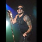 Más de siete mil espectadores acudieron al concierto que Lenny Kravitz ofreció en el León Arena. El artista neoyorkino no defraudó a sus fans y se entregó desde la primera canción hasta la última.