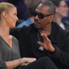 Eddie Murphy y Paige Butcher, que acaban de ser padres de una niña, durante un partido de la NBA en Los Ángeles, el 12 de abril del 2015.