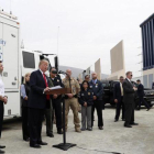 Trump pronuncia unas palabras durante la visita a los prototipos diseñados para la construcción del muro de México, en San Diego (California), el 13 de marzo.