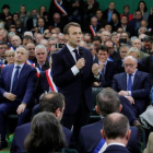 Emmanuel Macron se dirige a un grupo de alcaldes de la Normandía rural, el 15 de enero del 2019, en Grand Bourgtheroulde.