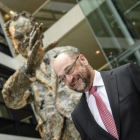 Schulz, junto a una estatua de Willy Brand, en la sede del partido, en enero.