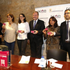 El alcalde de León, Antonio Silván, la directora general de Comercio y Consumo, Irene Núñez, y la presidenta de la Asociación León Centro, María Domínguez, presentan la tarjeta comercial y turística ‘León Pass’