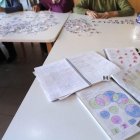 Usuarios participan en los talleres que organiza el Centro Alzhéimer de León