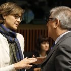 La ministra García Tejerina conversa con el comisario europeo de Pesca, ayer, en Bruselas. JULIEN WARNAND