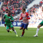 Griezmann (c) atisba un balón ante el Alavés.