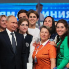 Putin, junto a un grupo de voluntarios tras el programa.