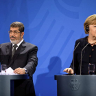 El presidente egipcio, Mohamed Mursi, junto a la canciller alemana Angela Merkel.