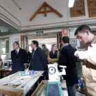 Silván y Fernández Carriedo, ayer durante su visita a los talleres del Ildefe en Abelló. JESÚS