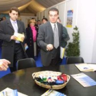 Ismael Álvarez y Riesco, en febrero del 2002, inaugurando una carpa informativa de Pongesur.