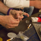 Usuarios de un club de cannabis se preparan para consumir.